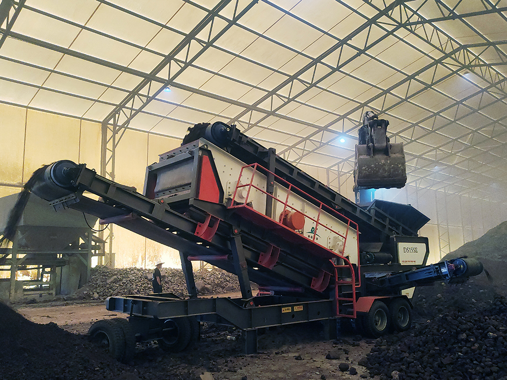 德森移動(dòng)篩分車已在重慶某修復(fù)現(xiàn)場(chǎng)成功運(yùn)行！