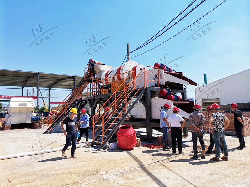 長(zhǎng)沙鉻鹽廠污染修復(fù)設(shè)備調(diào)試現(xiàn)場(chǎng)